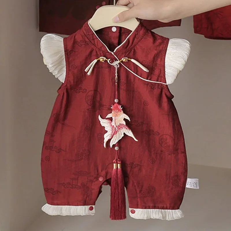 ملابس صيفية للفتيات حديثي الولادة لعام 2026 على الطراز الصيني مطبوعة بدون أكمام باللون الأحمر للعام الجديد بدلة الأميرة رومبير مستلزمات الأطفال B287