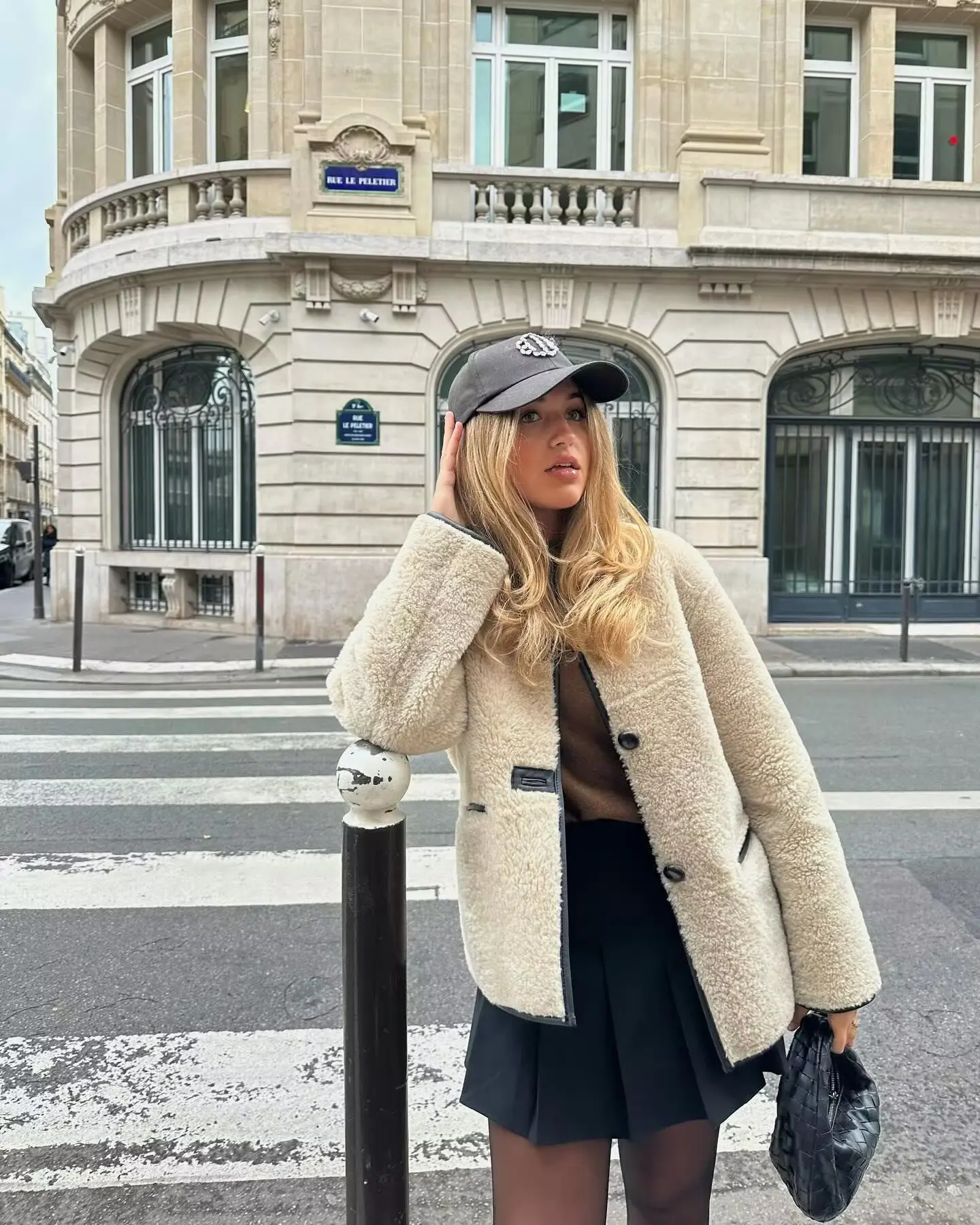 เสื้อแจ็คเก็ตขนเฟอร์เทียมหนานุ่ม อุ่นสบายสำหรับฤดูหนาวใหม่ เสื้อโค้ทผู้หญิง แขนยาว ติดกระดุมด้านหน้า สไตล์เก๋ไก๋ เสื้อคลุมแฟชั่นสำหรับผู้หญิง เสื้อผ้าแฟชั่น