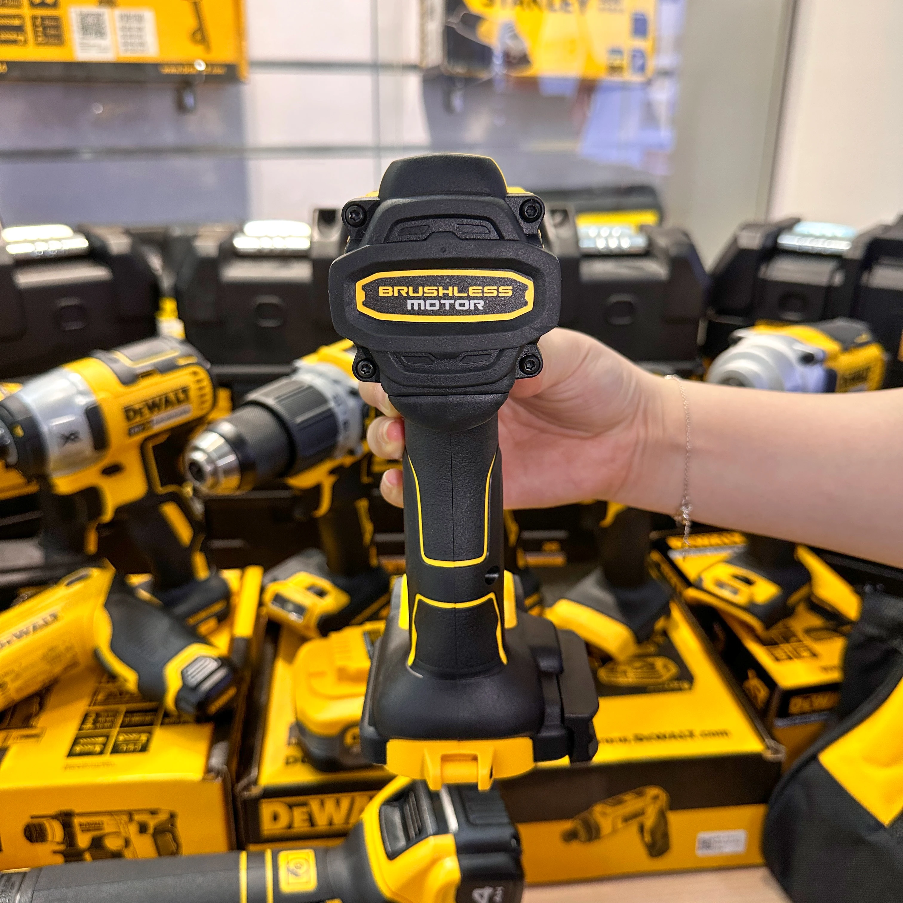 Dewalt 20V Cordless Compact Drill Driver DCD800 90N.m 1/2-in Drill Compact Rechargeable Handheld Electric Drill Kit Power Tools