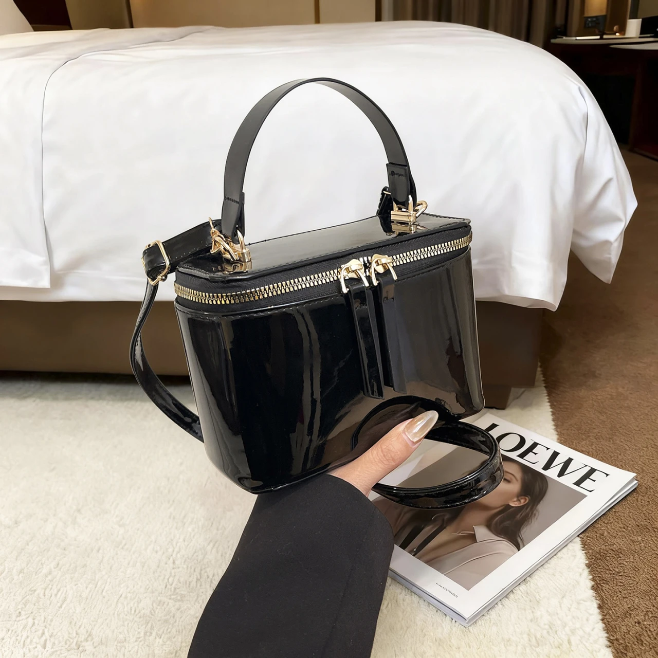 

Минималистичная модная женская сумка через плечо, однотонная, из искусственной кожи, легкая, портативная, с откидной крышкой, для повседневного использования.