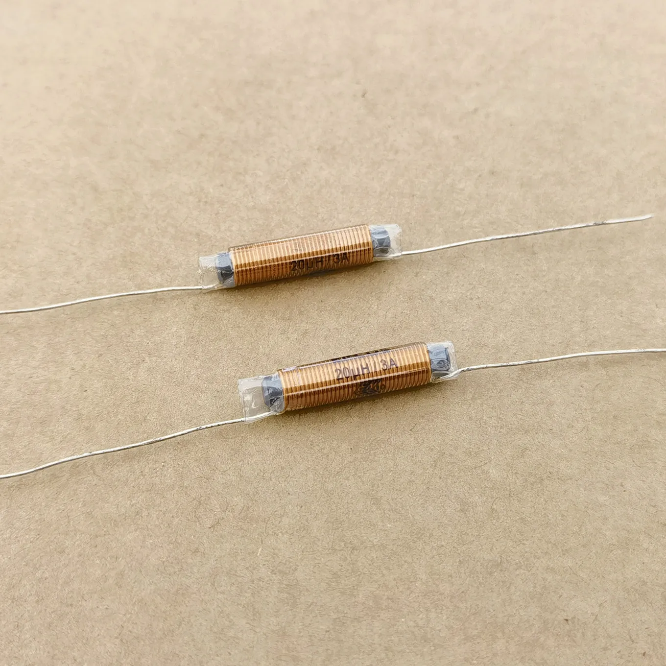 

Оригинальный новый 100% новый осевой индуктор B82111BC20 B82111B0000C020 20UH 3A