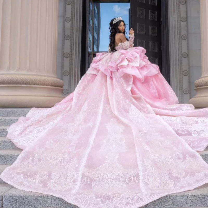 فساتين Quinceanera مخصصة باللون الوردي الفاتح اللامع قبالة الكتف كريستال ترتر زين ذيل طويل القوس فيستدو 15 Quinceanera