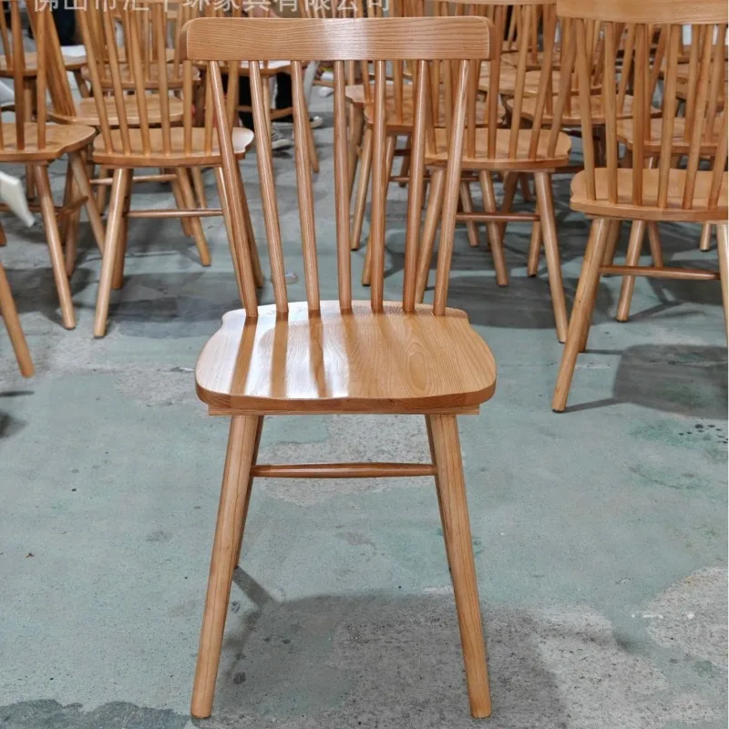 Restaurante ocidental do café da sala de jantar de madeira maciça do banquete do hotel