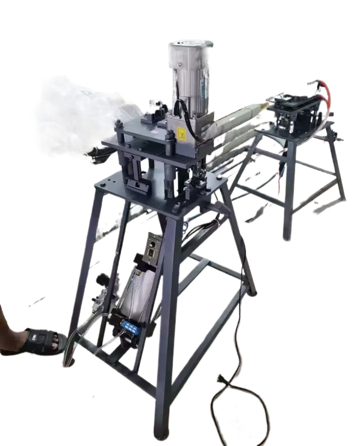 

Станок для ручной перфорации и сверления дверных рам для обработки отверстий под шарнирные винты