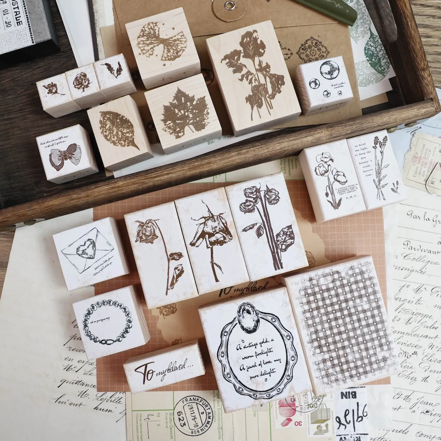 Butterfly Rubber Sheet - Zwei Waschbären Vintage-Stempel mit Schleife, Buchstaben,