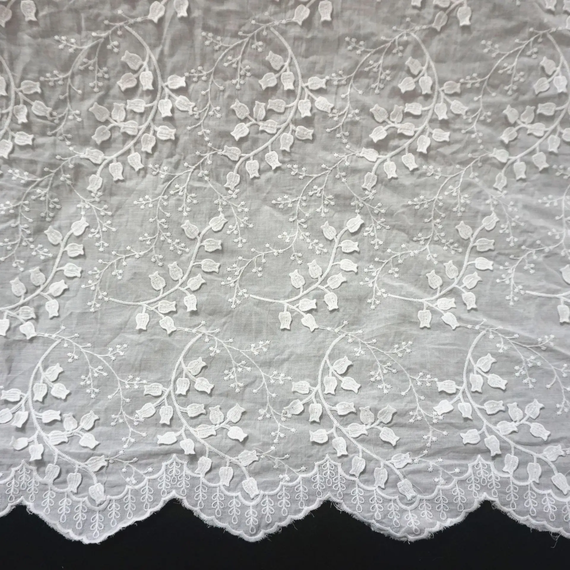 Sewing Eyelet Fabric - Katoenen borduurstof met kantmotief in de