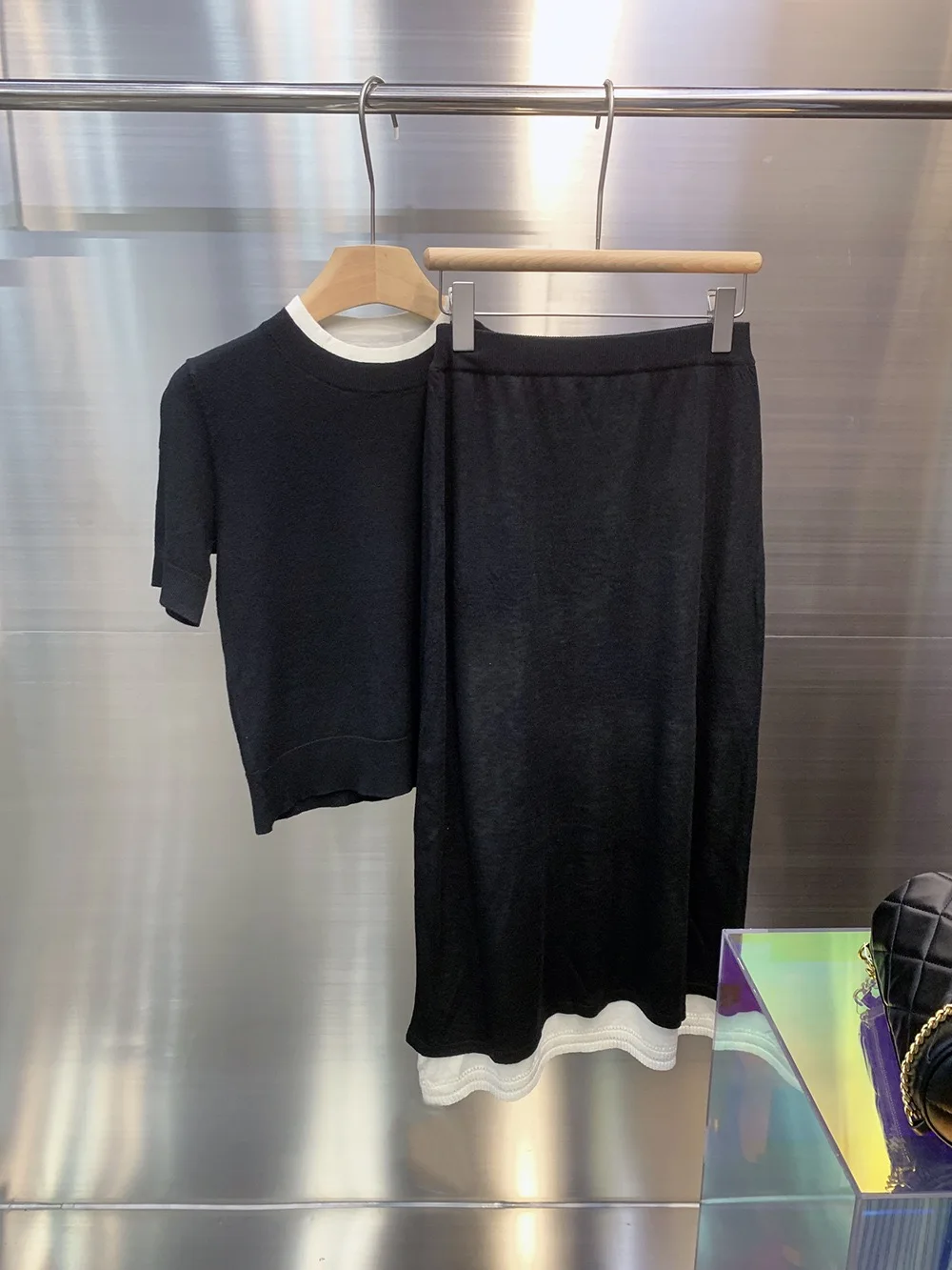 

Новая осенняя коллекция 2025: Повседневный вязаный свитер с круглым вырезом и коротким рукавом, юбка А-силуэта из смесовой шерсти с точным плетением