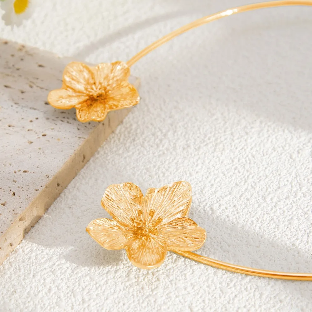 Gold Color Starfish Shell Pendant Necklace Metal Boho Jewelry Choker Necklace Adjustable Neck Jewelry Open Torque Necklace