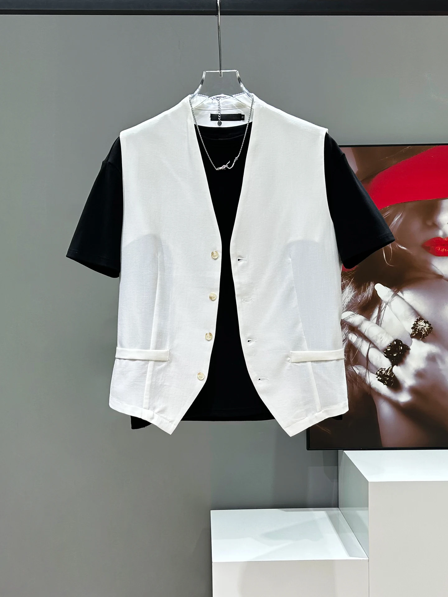 

Модный жилет-куртка 2025 года, новая молодежная повседневная одежда на все сезоны, с V-образным вырезом и застежкой на пуговицах