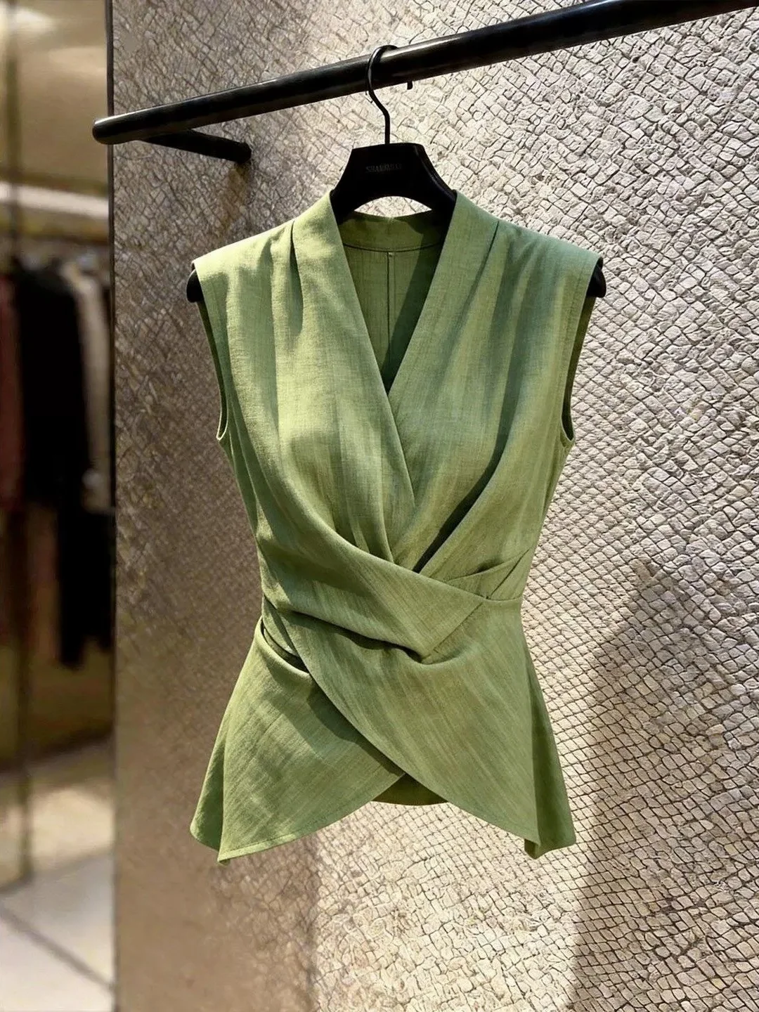

Slimming V-Neck Sleeveless Vest Korean Style Belted Design Color Commute Friendly Women's Fashion Summer 2026 Top