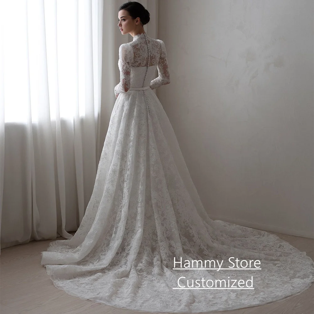 فستان زفاف دانتيل رائع فستان زفاف عربي مخصص بأكمام طويلة ورقبة على شكل V وأزرار وسحاب ذيل محكمة فساتين العروس السعودية