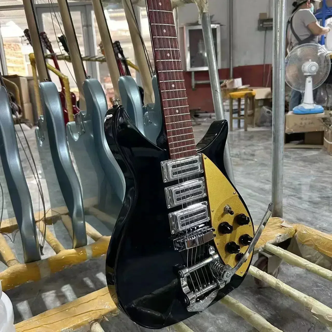 Chitarra elettrica Rickenbacker 325, colore nero, ponte del sistema Tremolo, tastiera in palissandro, corpo in tiglio, nave libera гитара