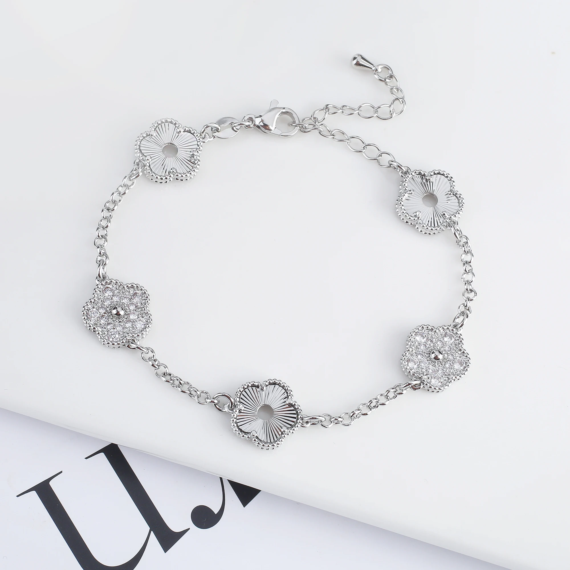 سوار معدني مزدوج الوجهين للنساء ، مرصع بالماس ، نبات مجوف ، زهرة خمس أوراق ، زهر البرقوق ، مجوهرات البرسيم ، تصميم جديد #4