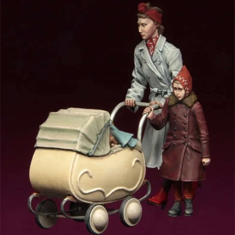 

1/35 Scale Resin Figures Die-cast Model Kit Refugees With Baby Carriage Historical Hobby Miniatures Unassembled and Unpainted