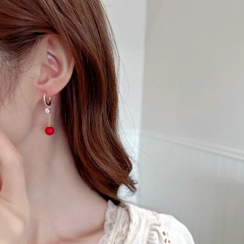 Уникальные, элитные, элегантные и простые серьги с красным жемчугом имеют высококачественное чувство дизайна и универсально и большие.