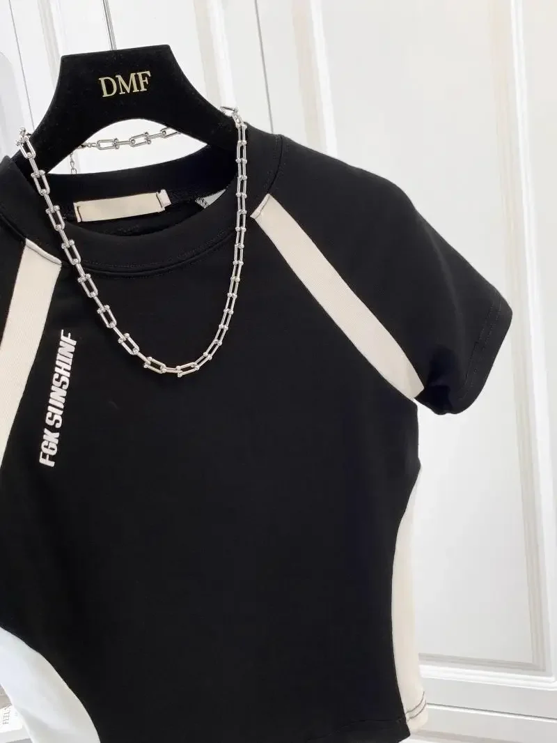 Grey short-sleeved T-shirt female summer 2024 new design sense fashion casual American retro elegant slim shoulder short top.