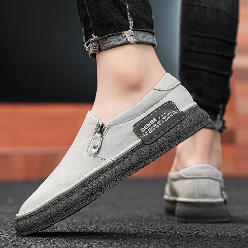 

Всесезонные универсальные и модные мужские туфли большого размера на плоской подошве с круглым носком и застежкой-молнией из очень тонкой кожи.