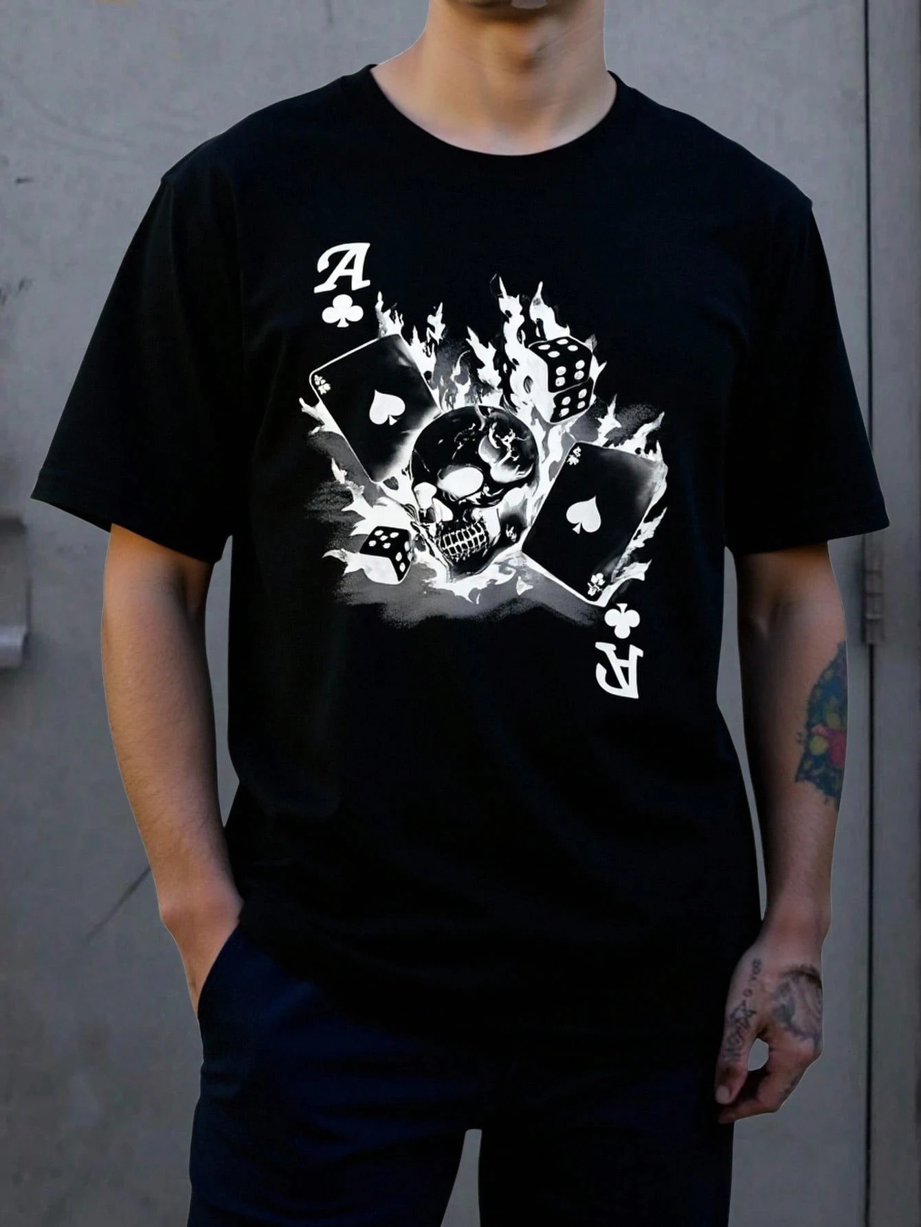 

Однотонные футболки с принтом, подходящие для взрослых, как мужчинам и женщинам, а также повседневные прогулки для покупок родителей и детей.