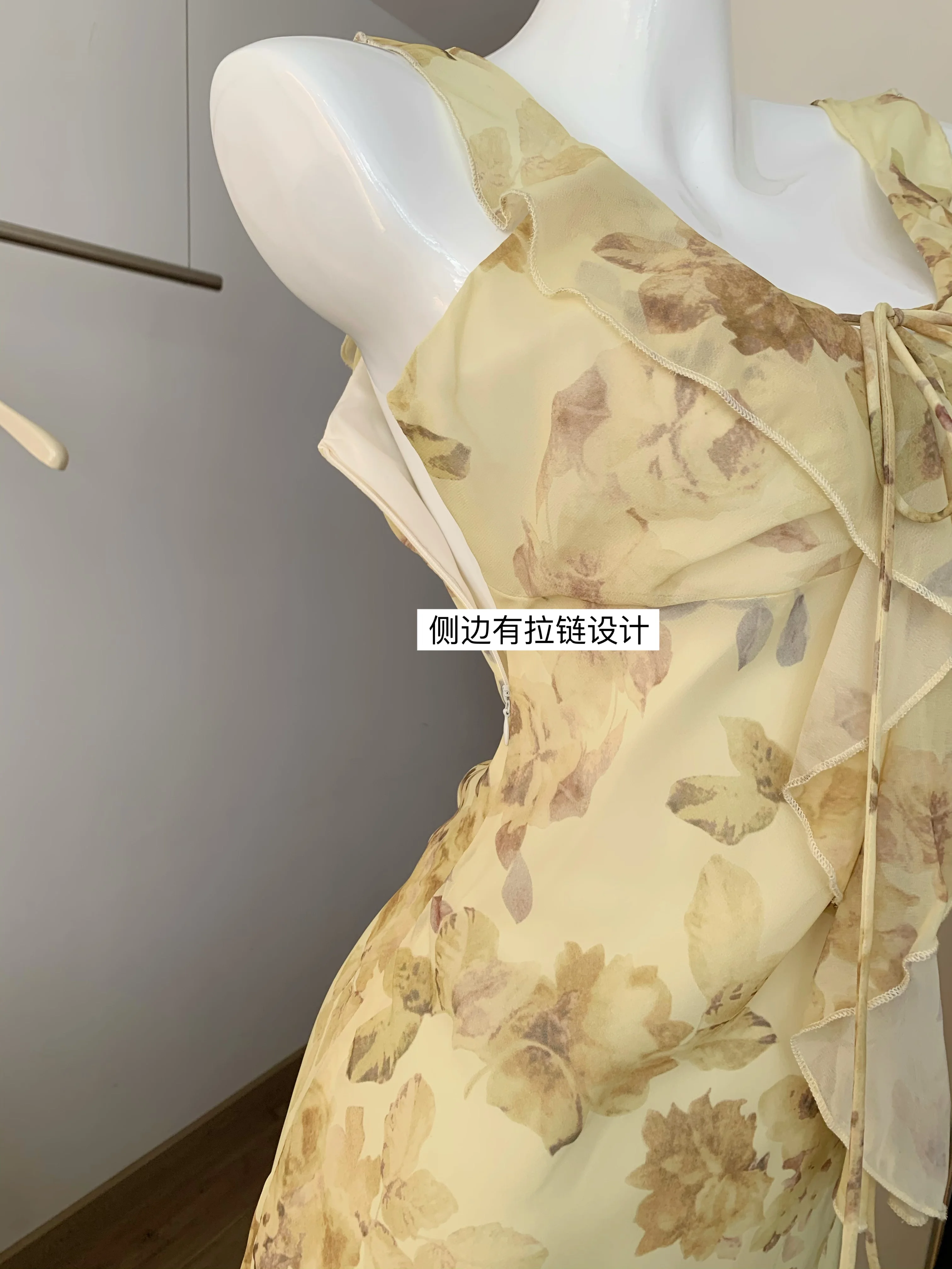 2025 フレンチスタイルの女性の黄色の花柄ドレス - フリル付きスリムフィットカットマキシドレス女性用休暇サンドレス