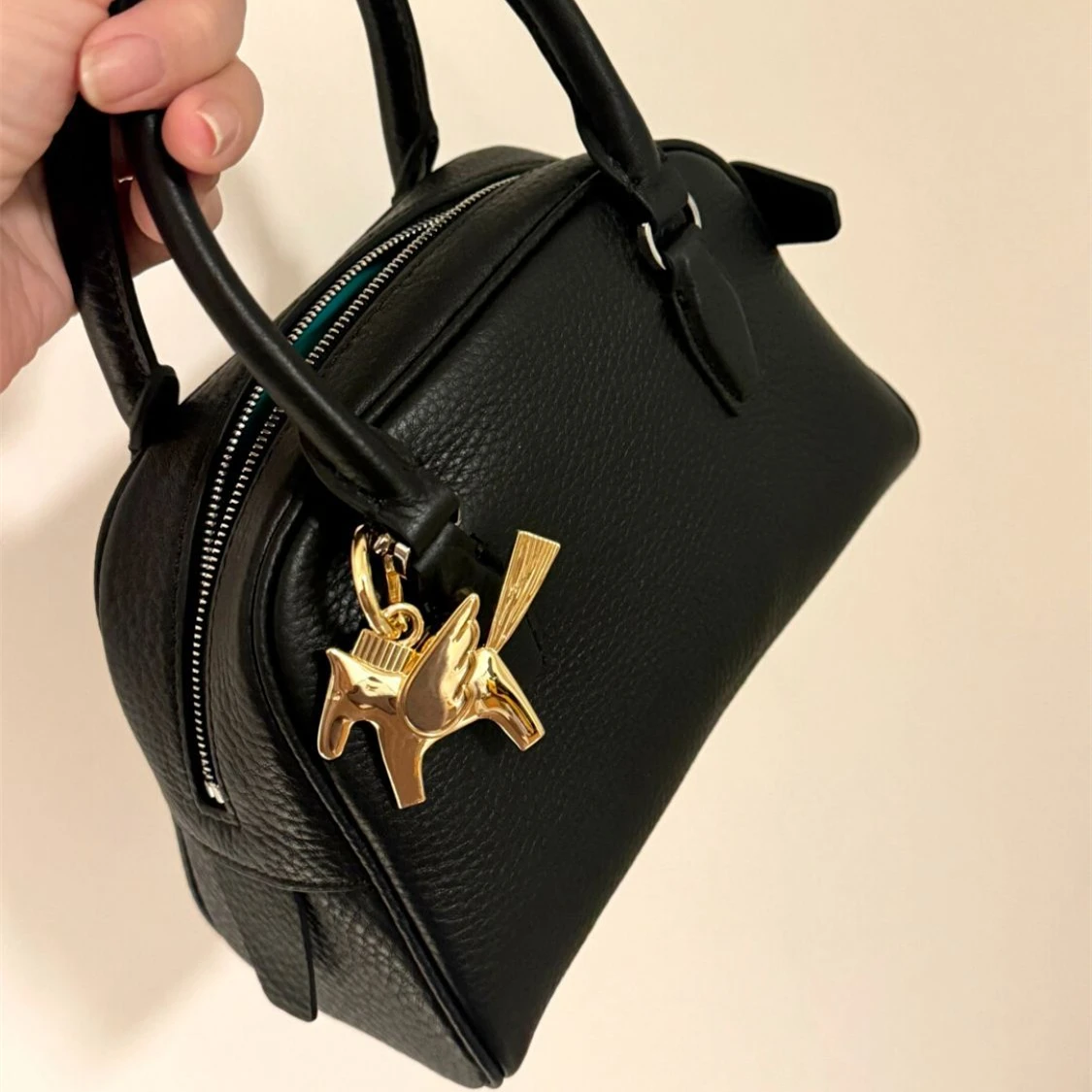 سبيكة الحصان المفاتيح قلادة للسيدات النساء حقيبة الحصان سحر اليدوية سحر ل H حقيبة المنزل سيارة تزيين اكسسوارات الهدايا