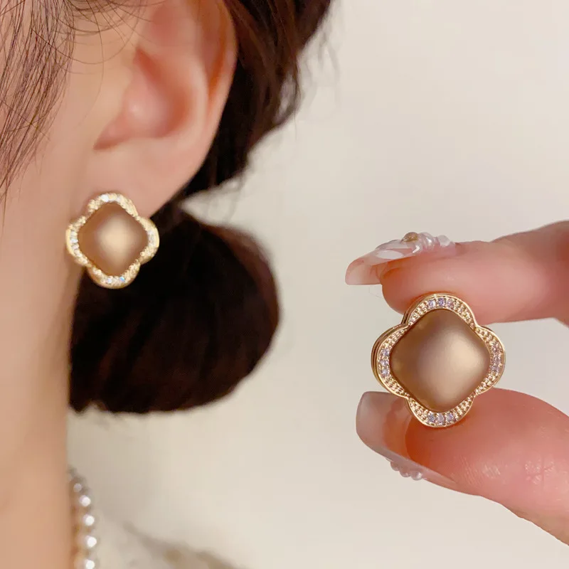 

French Inlaid Zircon Coffee Pearl Four-leaf Flower Stud s925 Silver Needle Fashionable and Simple Earrings