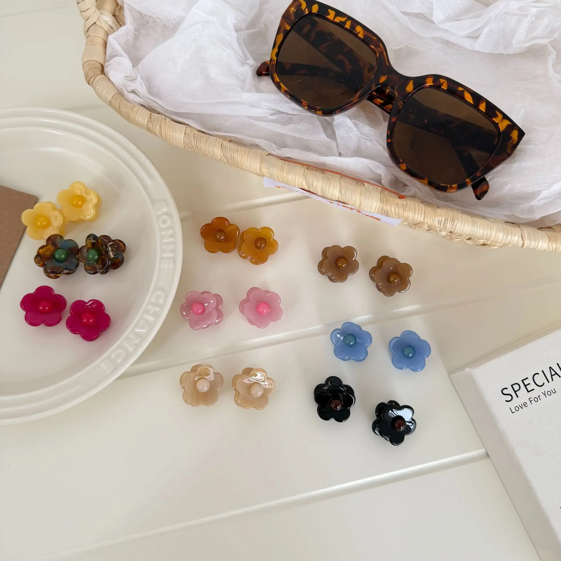 

Small Acrylic Hair Claw Jelly Color Floral Design Non Slip for Bangs and Side Hair Cute Girly Daily Use High Quality