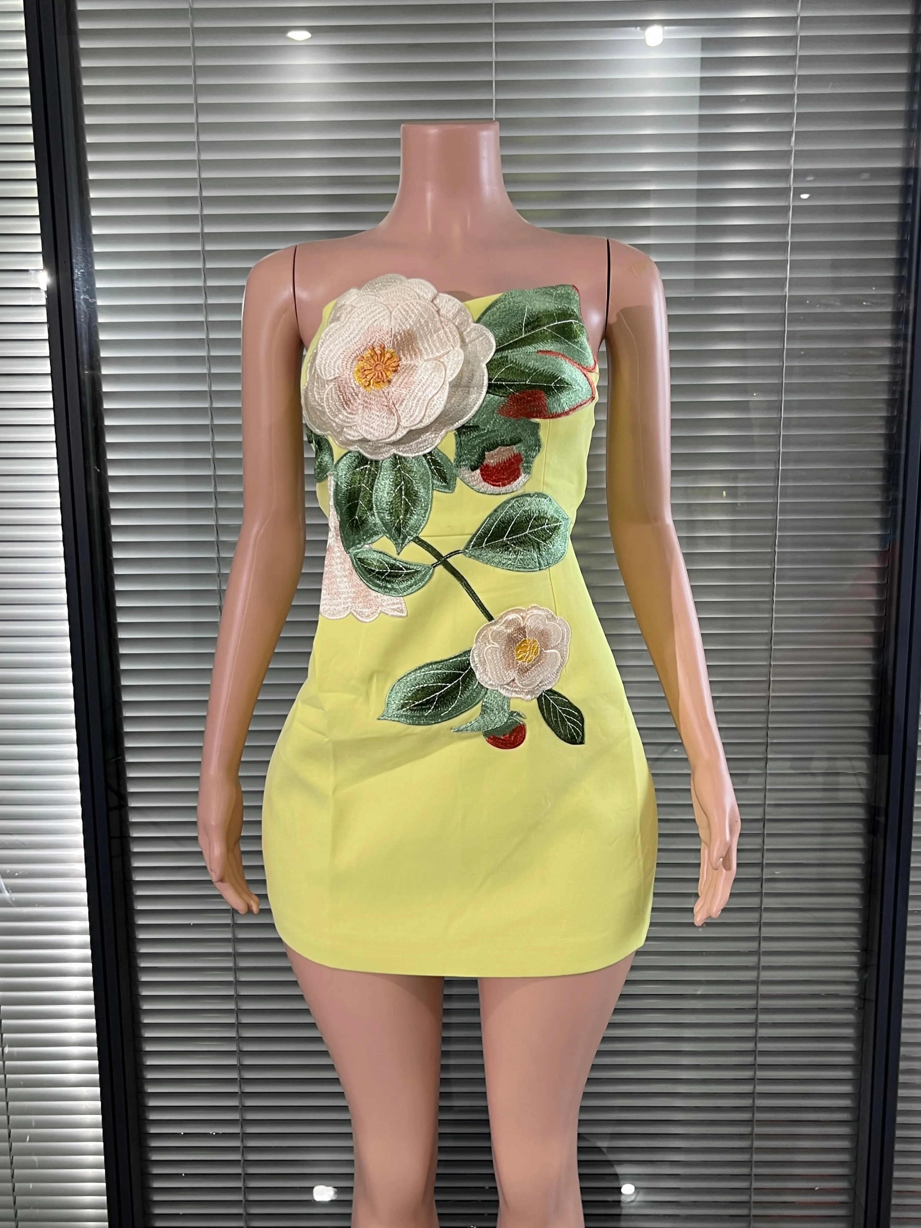

Elegant Yellow Strapless Bodycon Dress with Floral Embroidery Accents Versatile Formal Evening Wedding Bridesmaid Party Dress