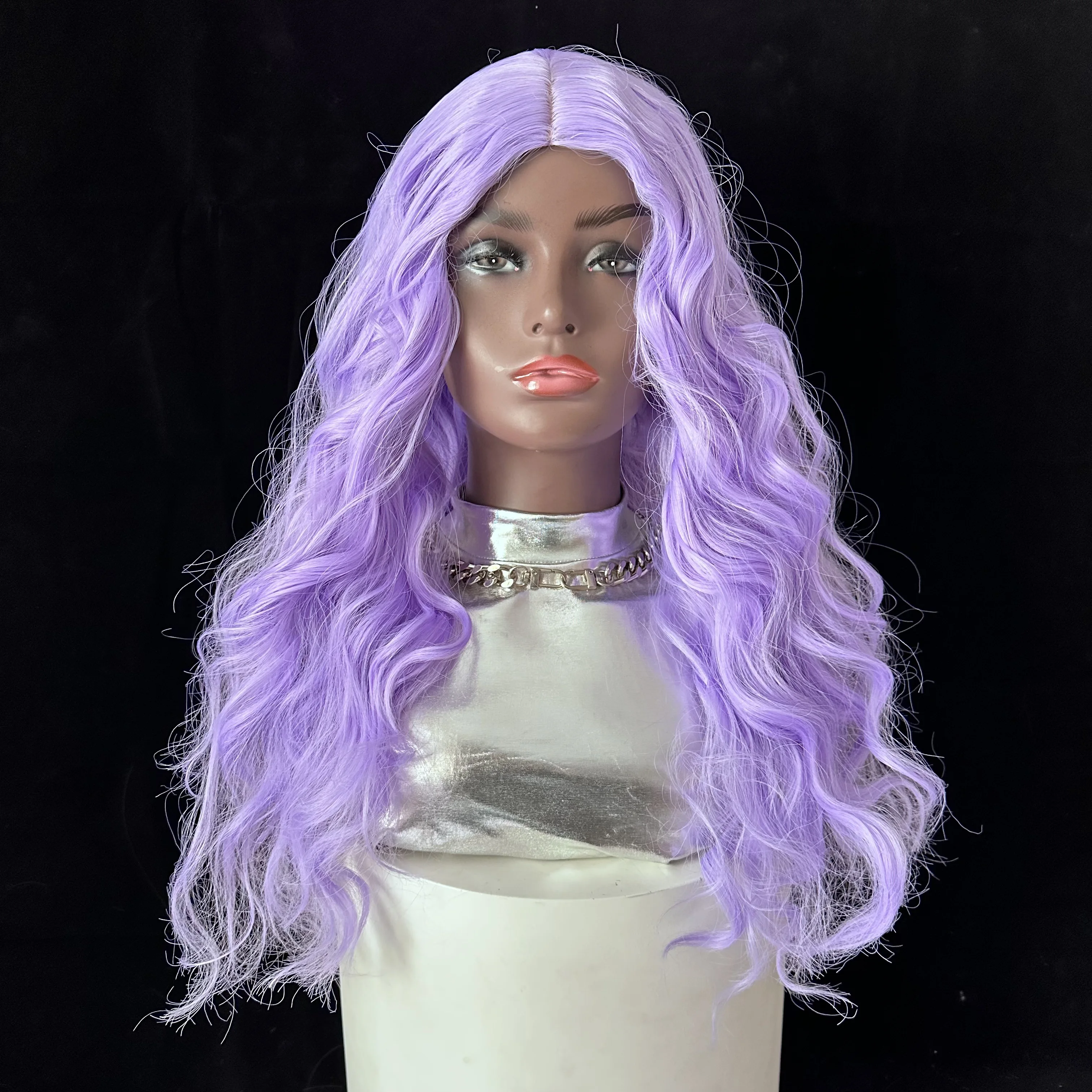 Wig sintetis bergelombang coklat emas panjang warna ungu dengan poni untuk Wig rambut Cosplay harian wanita gunakan Wig rambut tahan panas alami