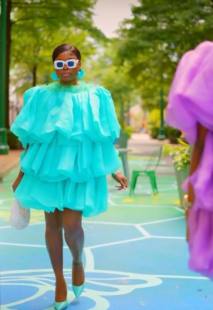 Modische Damenkleider, abgestufte Rüschen, Federn, üppige, handgefertigte Ballkleider, Tüll, lila, geschichtet, kurzes formelles Kleid mit Ärmeln