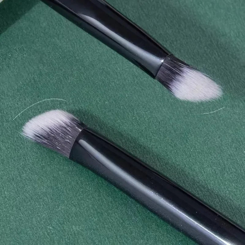 Make Up Brush Oblique Triangle Small Iron Concealer Precisely Covers The Lacrimal Groove Law Grain Concealer Soft