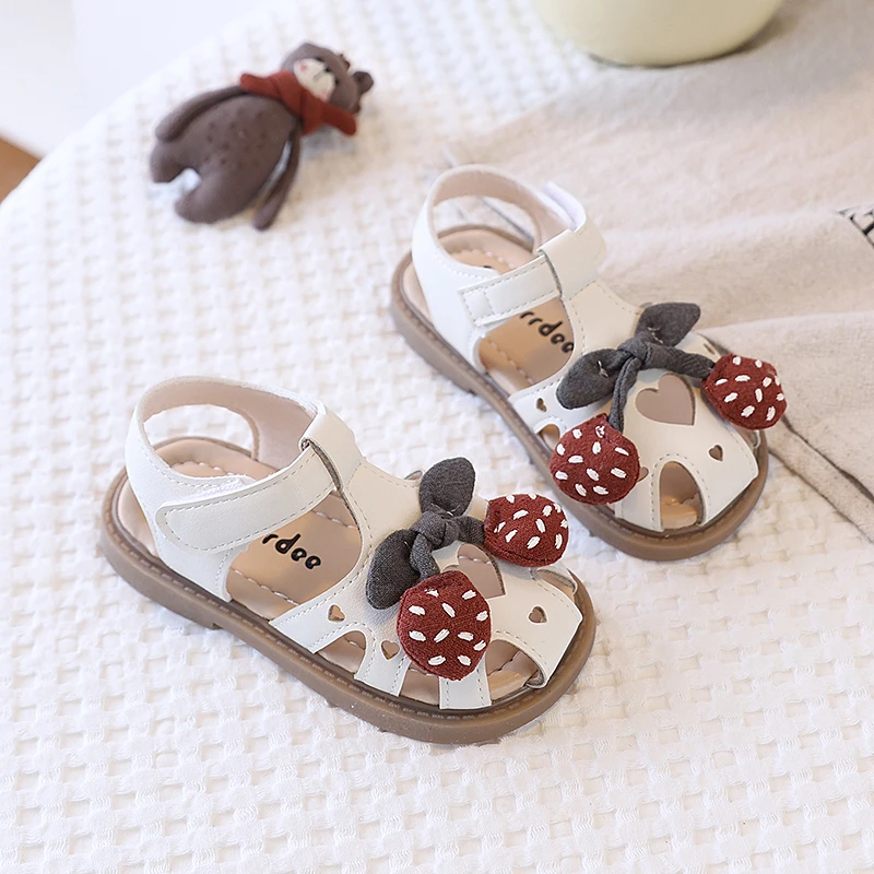 

2026 New Children's Summer Sandals with Strawberry Bow Heart-shaped Cutout Girls' Flat Shoes Casual Outdoor Beach Kids' Sandals