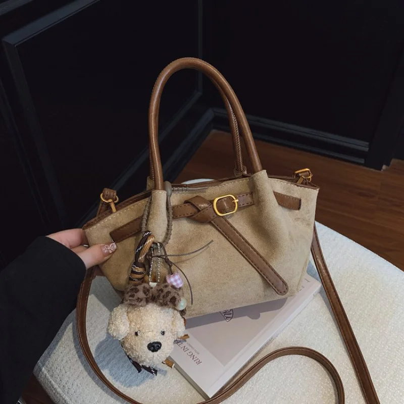 Tas Tangan Wanita Modis Terbuat Dari Kulit Nubuck Yang Menampilkan Tampilan Kasual Chile Trendy yang Luas dan Lembut untuk Penggunaan Sehari-hari. ​