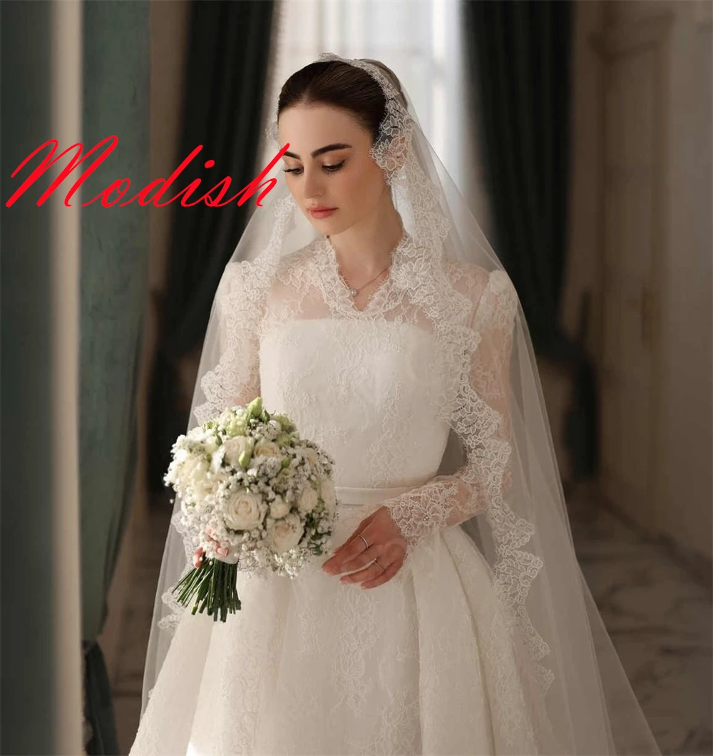 تخصيص أنيقة الدانتيل الأبيض أثواب الزفاف رائعة الخامس الرقبة طويلة الأكمام فساتين الزفاف أزرار قطار مصلى اللباس الخلفي