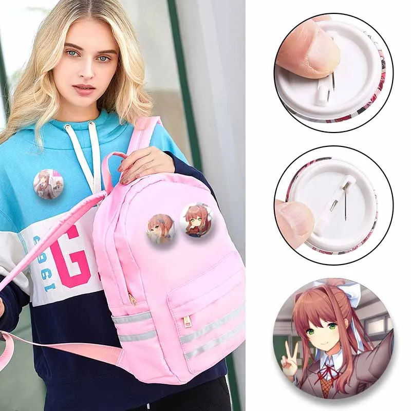 Niedliche Anime-Mädchen M-Monika Anstecknadel, Cartoon-Spielfigur, Cosplay-Abzeichen, Handgefertigte Runde Anstecknadeln für Rucksäcke, Kleidung, Schmuck, Geschenk – Detail 2