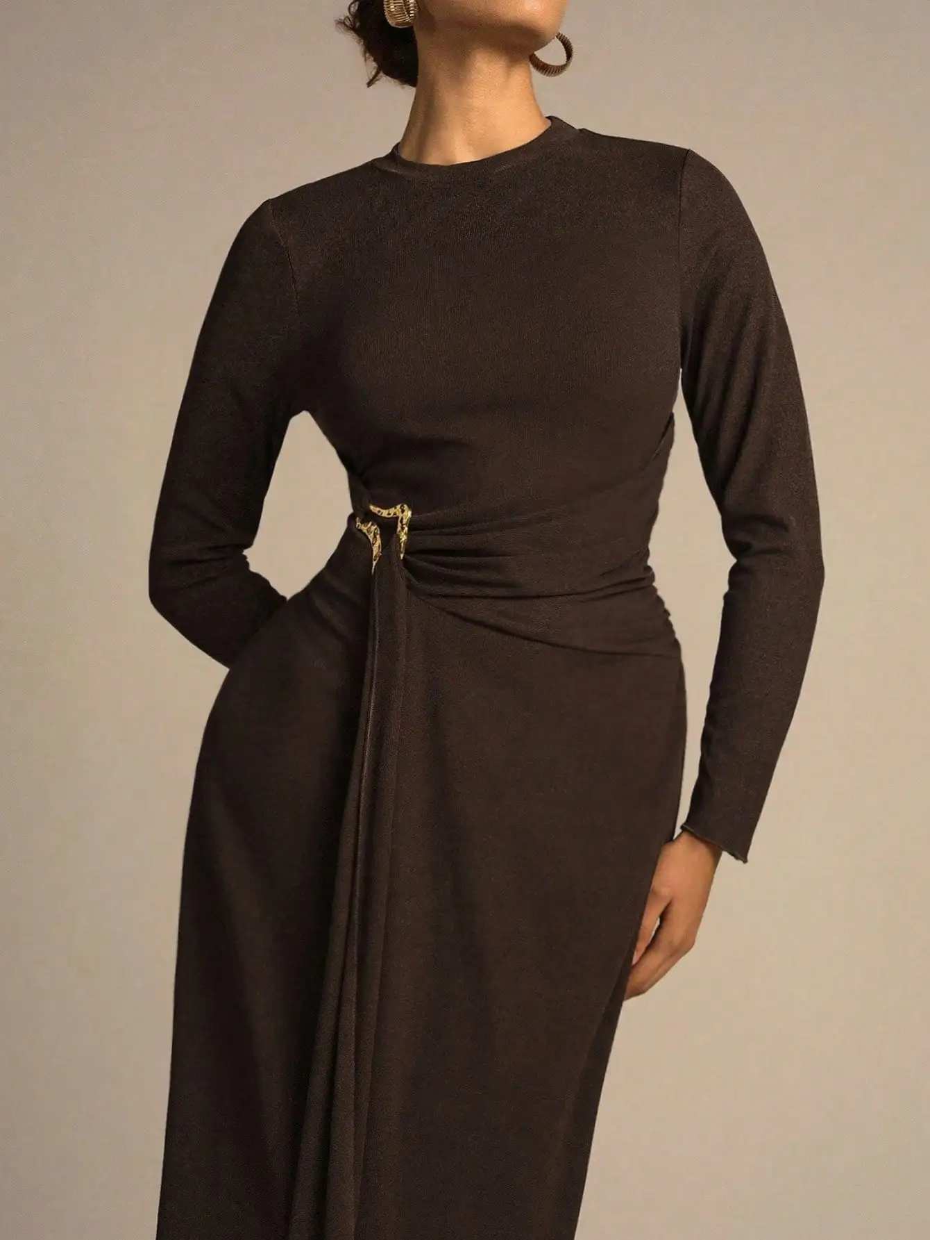 

Женское коричневое вязаное платье с длинными рукавами, асимметричным подолом и металлической пряжкой