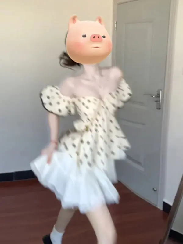 

Нежная блузка в горошек на одно плечо с уникальным дизайном и кружевной отделкой, повседневный стиль, короткий рукав, женская мода, лето 2025