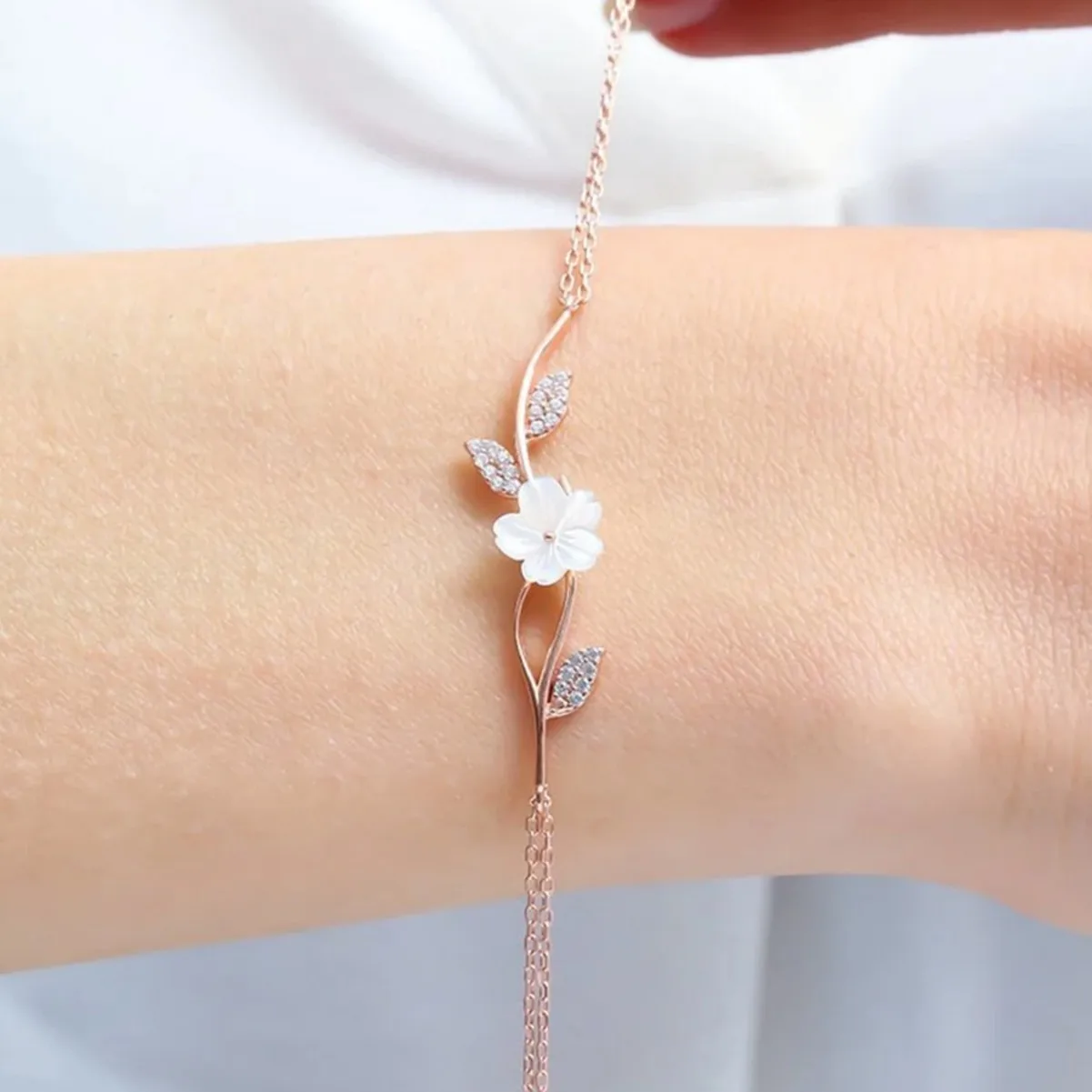 

S925 sterling silver rose gold flower bracelet, an elegant and refined feminine style, is a versatile bracelet for daily commuti