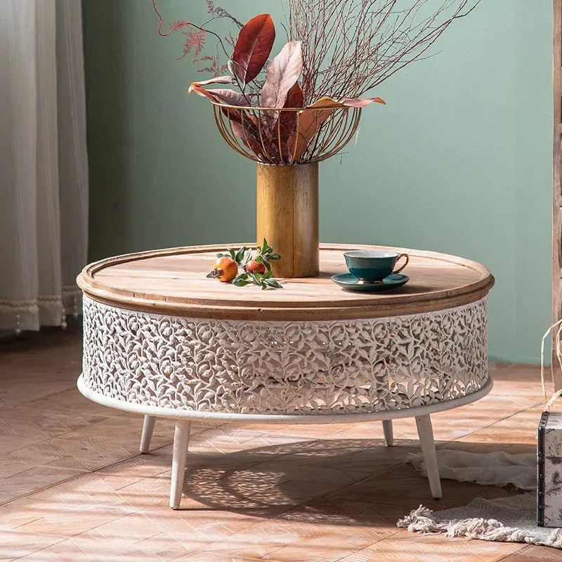 Petite table ronde française rétro en bois massif, petit café dans le salon du lit et des canapés
