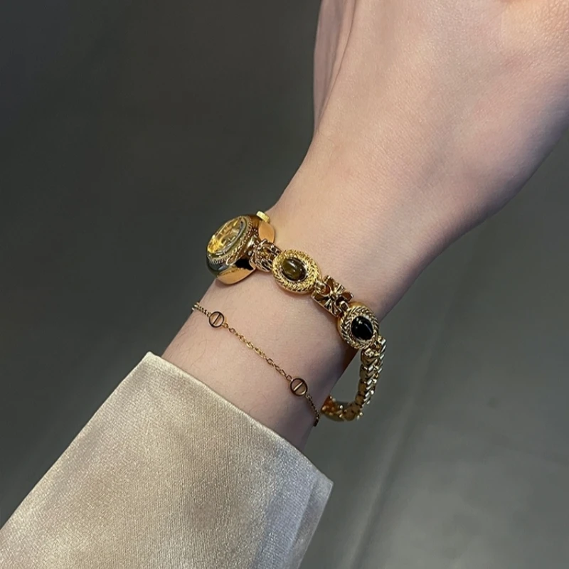 Women's New Golden Watch Luxury Vintage Style Women's Quartz Watch Exquisite Small Fashion Girl's Personalized Watch Gift