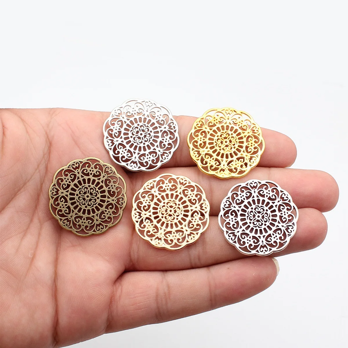 WYSIWYG 5 Stück 32 x 32 mm, 5 Farben, trendiges hohles Blumenmuster, Charms-Anhänger für die Schmuckherstellung, DIY-Schmuckzubehör