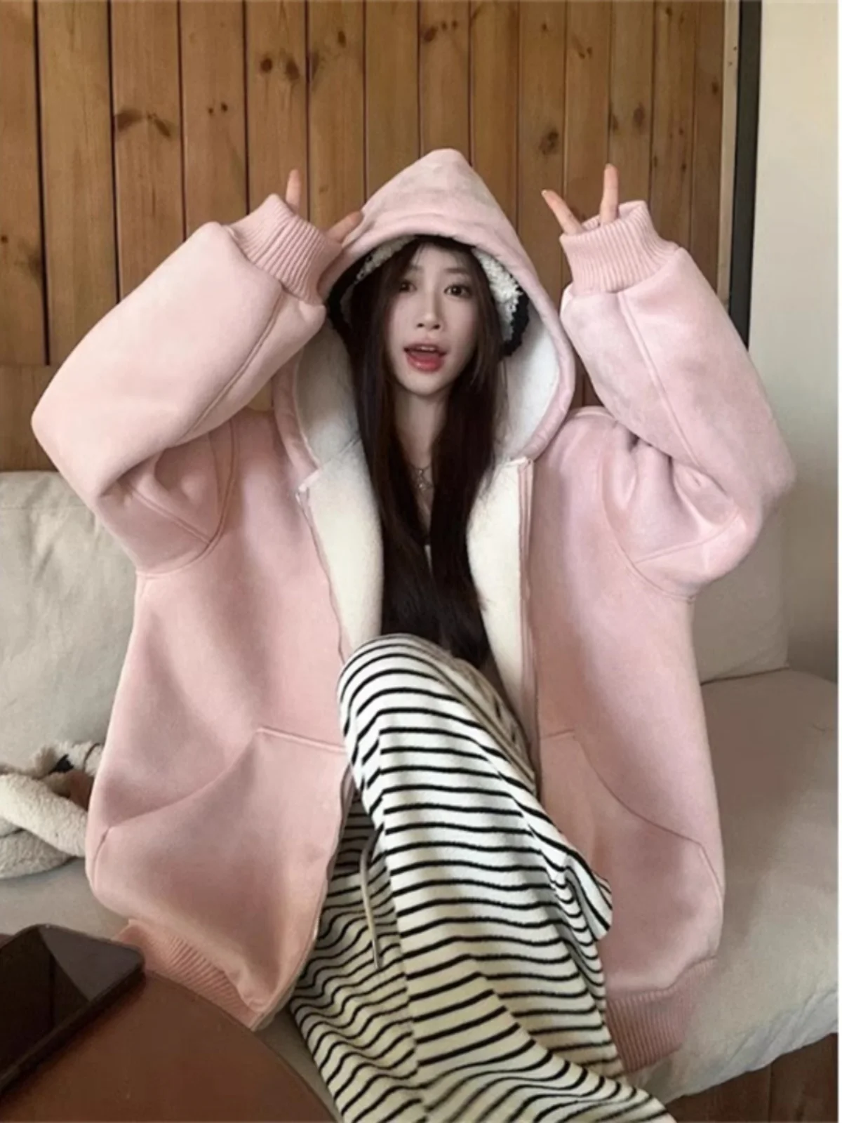 

Розовая флисовая толстовка на молнии с капюшоном для женщин, повседневный свободный топ в корейском стиле, утепленная, как сочетать с ней, чтобы не ошибиться в выборе