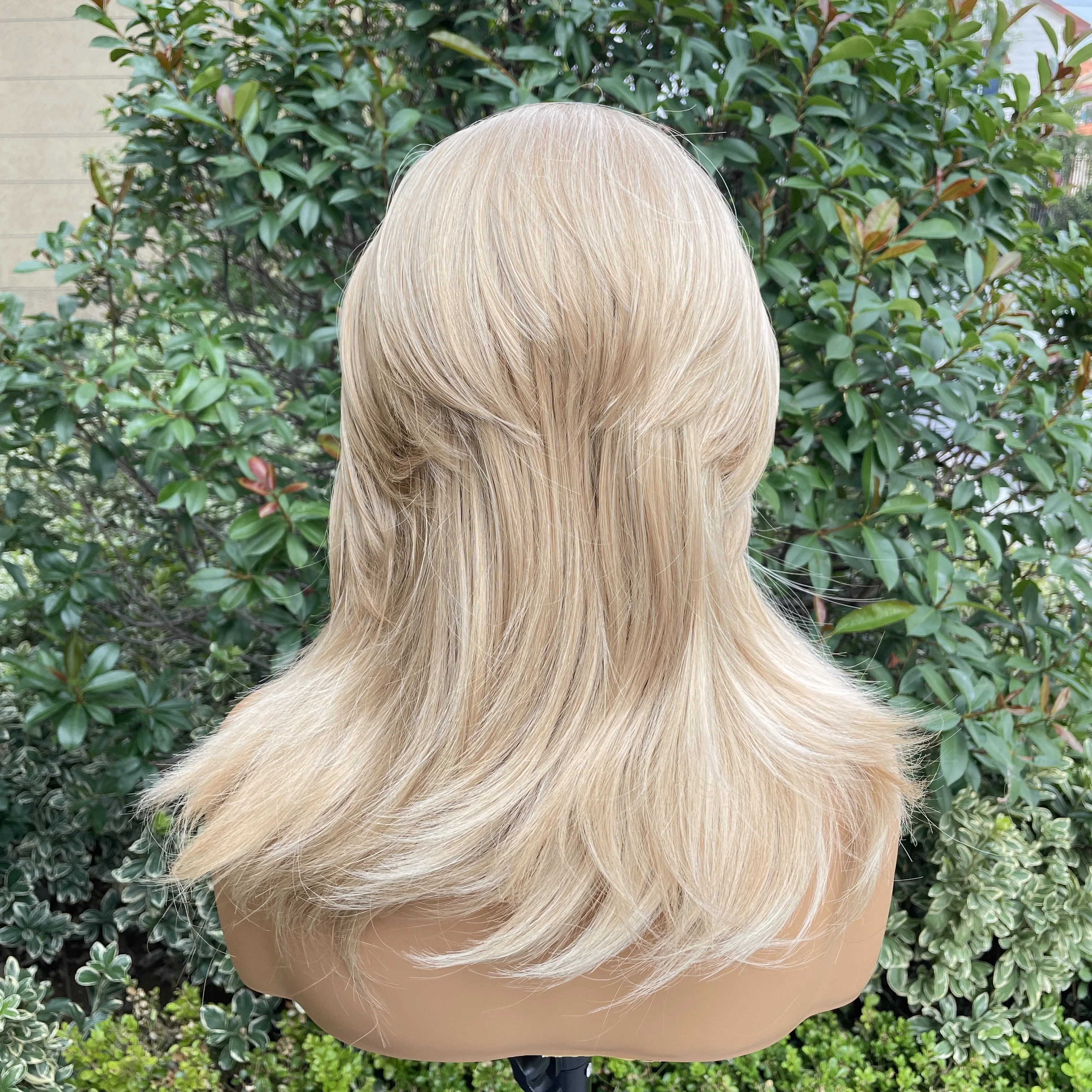 Parrucca cosplay triglia corta alla spalla per le donne Parrucca bionda mista riccia 13X4 parrucca anteriore in pizzo sintetico mezza mano legata senza colla 150%