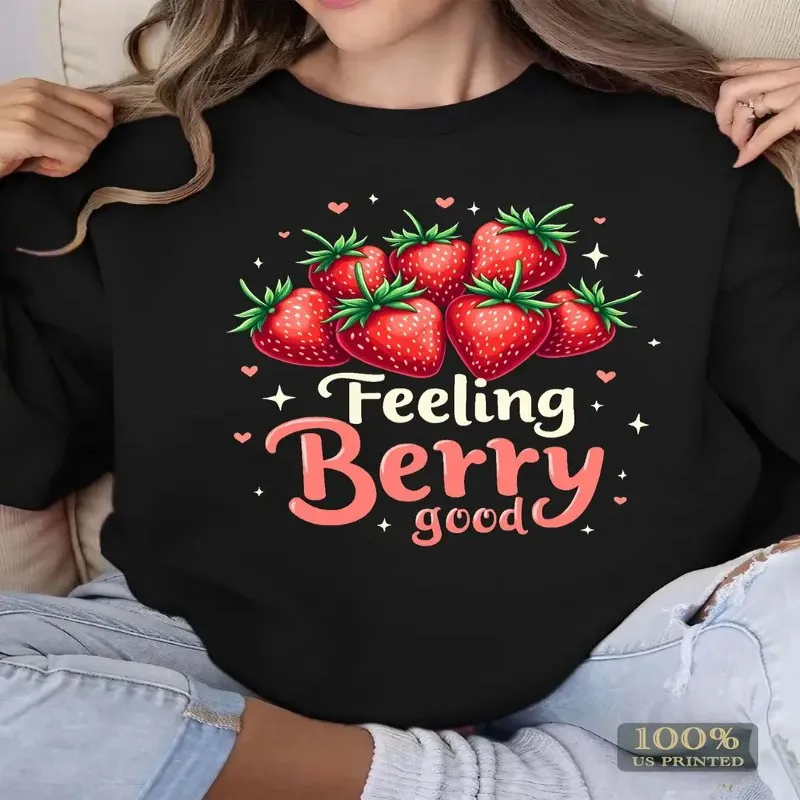 

Женская толстовка больших размеров Feeling Berry Good, уютный серый пуловер с геометрическим принтом и клубничным дизайном, круглый длинный рукав