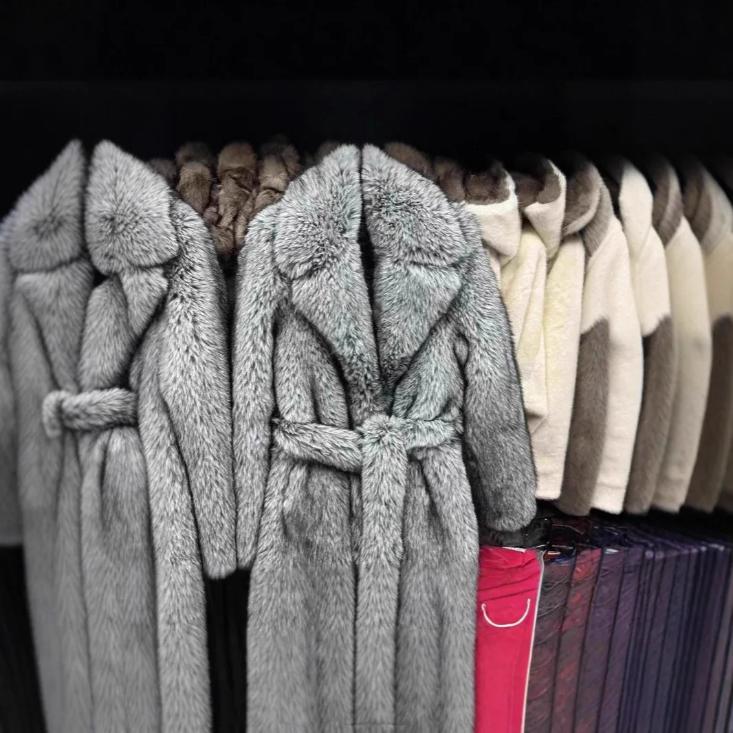 جديد الفضة المرأة الثعلب الفراء فو أبلى التدرج دعوى طوق فوتي الفراء الاصطناعي سترة للإناث قصيرة مريحة سيدة معطف الفرو البيئي