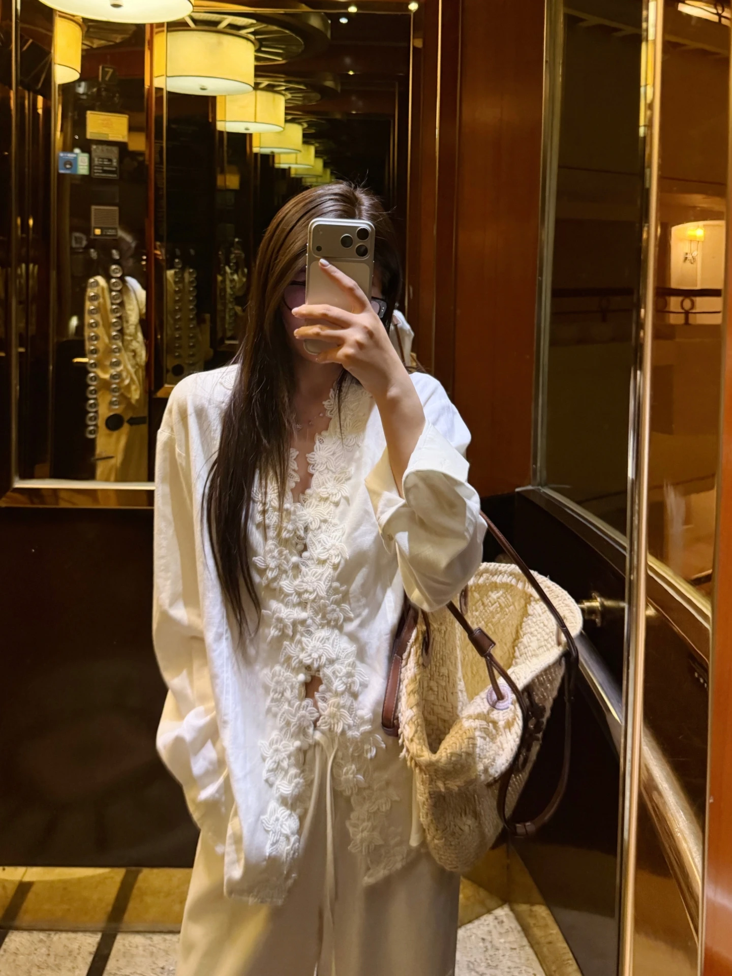 

Wanlu Home Heavyweight Lace Embroidery V-ne Long Sve Loose Design Sense irt Women's French Sle Loose Fit Sunscreen B...