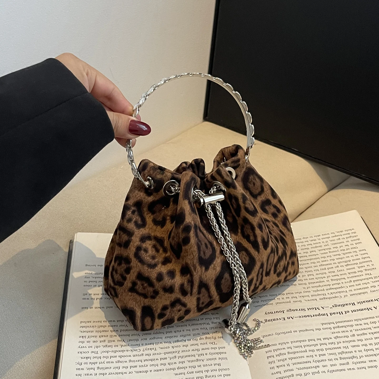 

Retro Leopard Pattern Bucket Handbag Women Chic Chains Drawstring One Shoulder Crossbody Bags Luxury Designer Party Clutch
