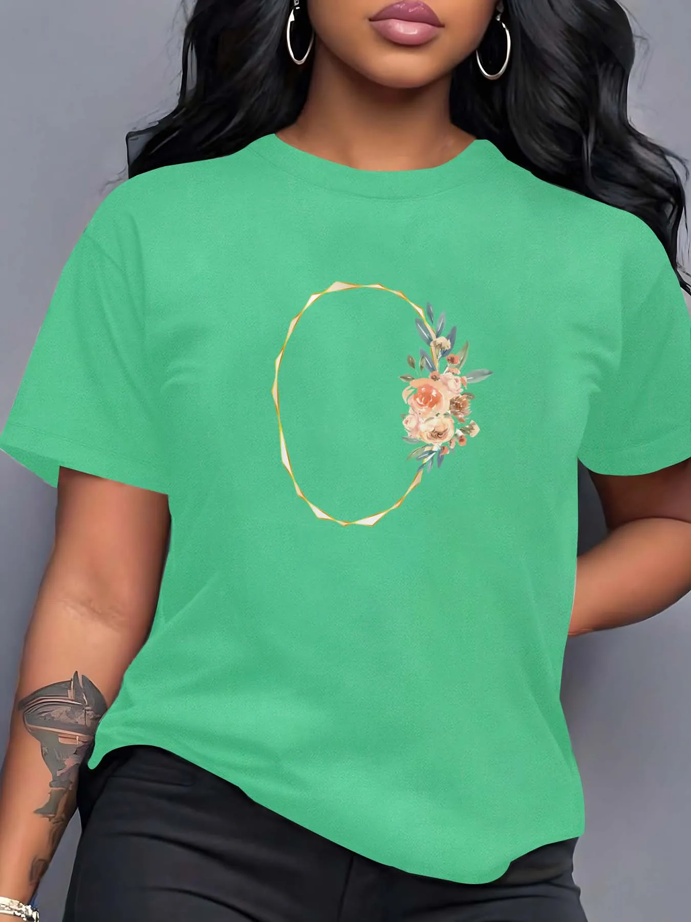 

Элегантный ботанический шикарный наряд больших размеров в рамке для вневременных любителей