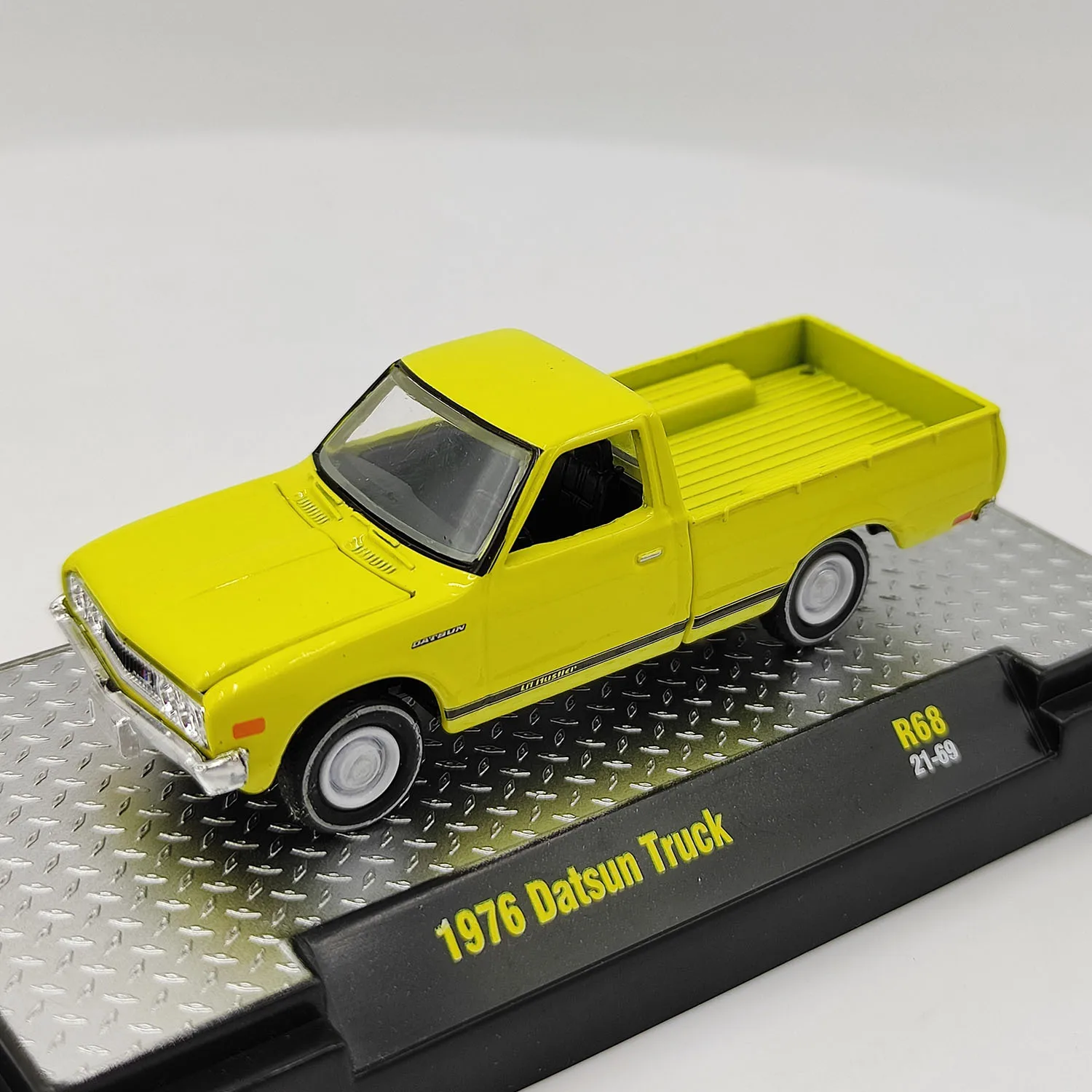 

Литой под давлением M2, масштаб 1/64, 1986, грузовик Nissan, желтый транспортный автомобиль, модель автомобиля из сплава, Коллекционная игрушка, подарок, сувенирный дисплей