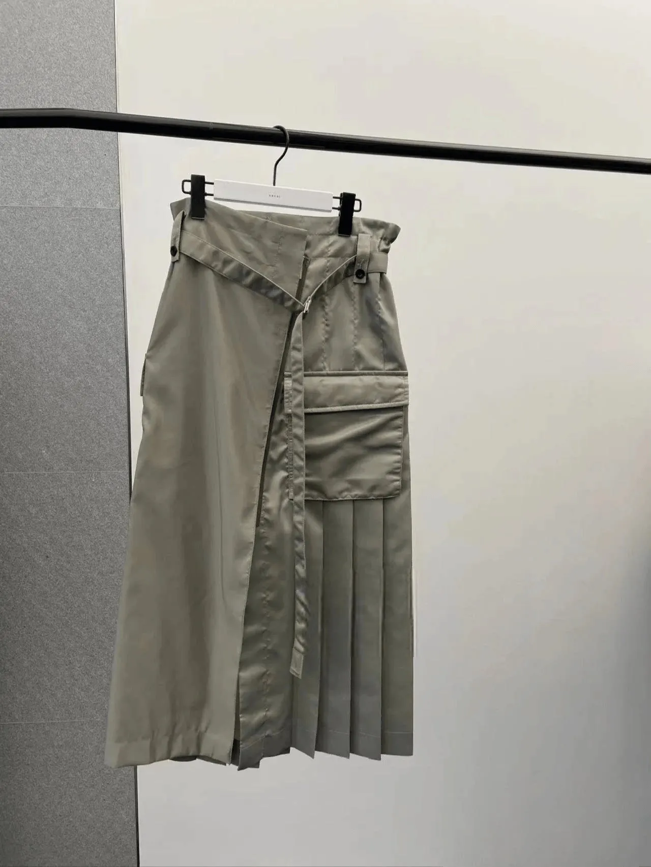 SAC irregular pleated tooling skirt