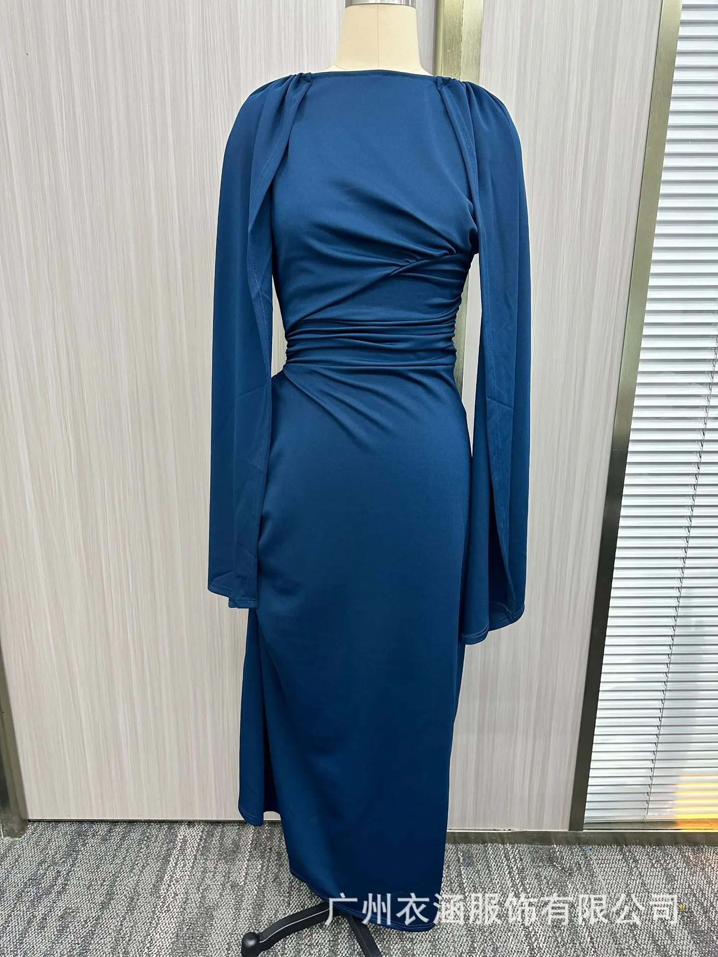 Sexy Abendkleid mit Schrägausschnitt und Falten, Elegantes Hochgeschnittenes Einfarbiges Bankett-Kleid, Damen Freizeitkleid mit Unregelmäßigen Langen Ärmeln – Detail 6